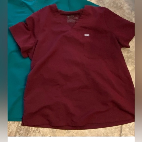 Mens 2XL FIGS Burgundy Scrubs Top - Picture 1 of 1